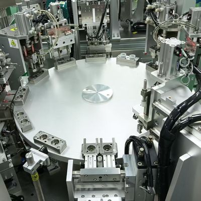 Un buen precio. Máquina de ensamblaje automático de tapa IV No estándar Capacidad de personalización Configuración ajustada en línea