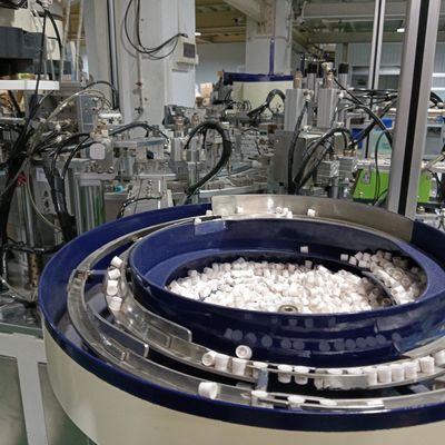 Un buen precio. Máquina de ensamblaje automático con tapa de yodoforo integrada con la máquina de embalaje de ampollas de alta eficiencia estable en línea