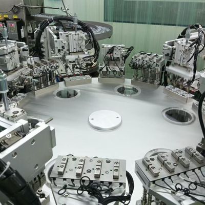 Un buen precio. Máquina de ensamblaje de tapa de infusión controlada por PLC con pantalla multilingüe que puede ser fácilmente operada. en línea
