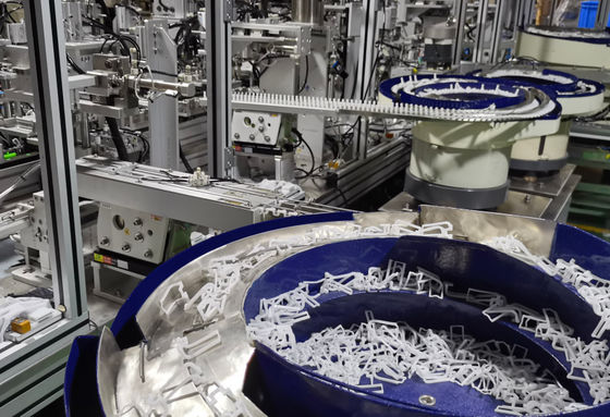 Un buen precio. Fácil mantenimiento y operación con manipuladores independientes en la máquina de ensamblaje de necesidades diarias en línea