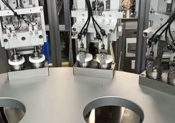 Un buen precio. Máquina automática y versátil de ensamblaje de artículos de uso diario para cierre de botellas en línea