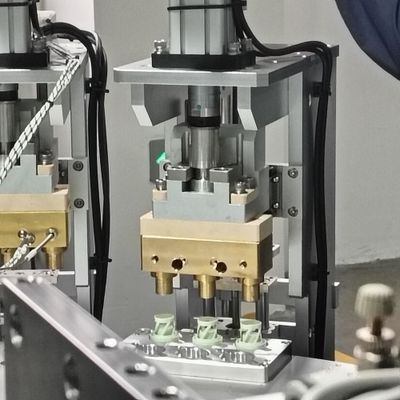 Velocidad de funcionamiento estable y alta precisión de ensamblaje Cap Desicante Silica Gel de llenado Cap de ensamblaje de sellado máquina con servomotor y motor de indexación