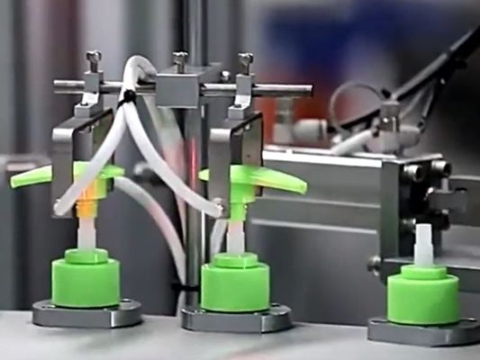 Un buen precio. Máquina de ensamblaje de necesidades diarias de reducción de ruido para bombas de loción pulverizadores de disparador y más 1 juego / operador de persona en línea