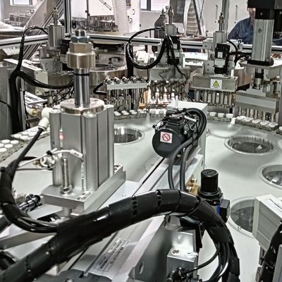 Máquina de ensamblaje de cápsulas de helicóptero de movimiento indexado personalizado con fácil de usar operación de pantalla táctil