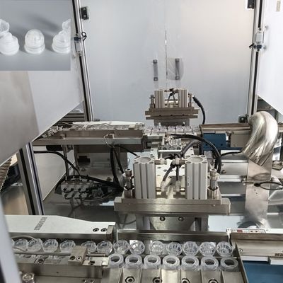 Un buen precio. Máquina automática de ensamblaje de tapas para botellas de bebidas con tapa abatible, con función de plegado y cierre en línea