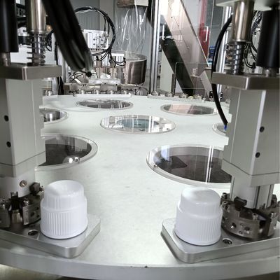 Máquina de Ensamblaje Automatizada para Tapas de Lavandería con Operación de Plato Giratorio y Carga Tipo Elevador