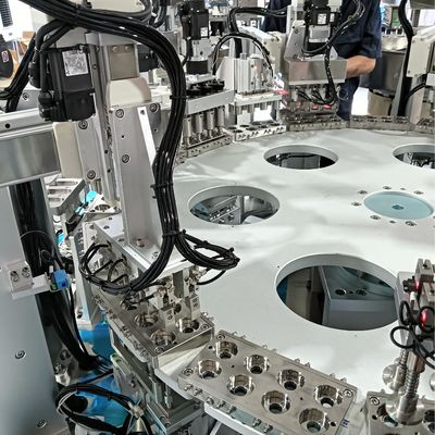 Indice de movimiento de 8 cavidades máquina de montaje automática de tapa de leche operación estable posicionamiento preciso