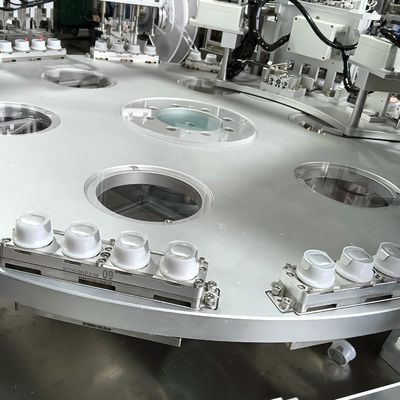 Un buen precio. Máquina de ensamblaje automático para tapas de película de infusión bandeja vibratoria índice de alimentación movimiento transporte en línea