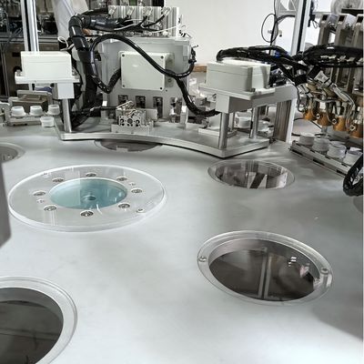 Máquina ensambladora automática de tapas de película para infusión operada por una persona, ahorrando mano de obra