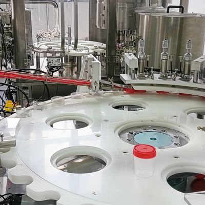 Productos altamente calificados con detección después de cada proceso de ensamblaje en la máquina de enroscado y empaquetado de vasos para recolección de orina