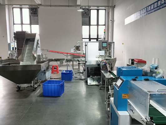 Un buen precio. Máquina de atornillado y máquina de embalaje conectadas para la línea de producción completa en línea