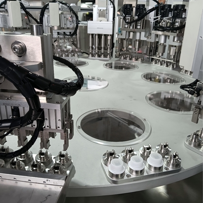 La máquina de ensamblaje de tapas de leche de tipo carrusel personalizada con alimentación mediante una máquina de carga puede reducir el tiempo de vertido manual y mejorar la velocidad de operación de la máquina.