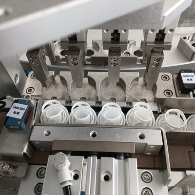 Máquina de ensamblaje de sellado automático de tapa de desecante de gel de sílice con contenedor de suministros de desecante que puede proteger el desecante de la humedad y la contaminación