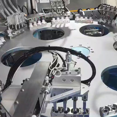 Un buen precio. Máquina de ensamblaje automático de tapa de desecante 100pcs/min en línea