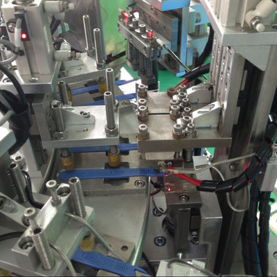 Un buen precio. Máquina de ensamblaje de cuchillos quirúrgicos controlada por PLC con una tasa de operación del 98% en línea