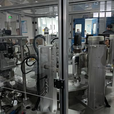 Máquina ensambladora de tapones de detergente líquido automatizada no estándar, capaz de ser operada por una persona simultáneamente en dos unidades.