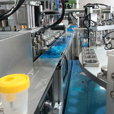 Un buen precio. Máquina de ensamblaje automático de vasos de orina no estándar, máquina integrada de etiquetado y embalaje, de alta eficiencia en línea