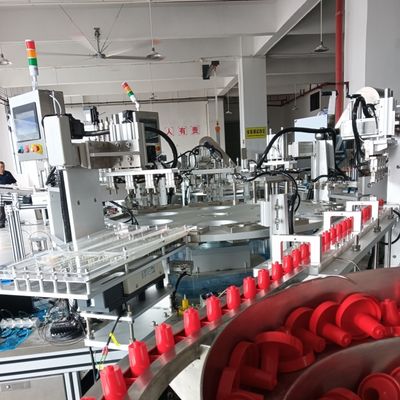 Máquina ensambladora automatizada de vasos para orina, con funcionamiento de movimiento indexado y carga mediante alimentador vibratorio para mayor estabilidad.