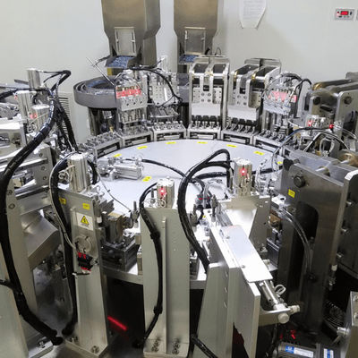 Un buen precio. Máquina de ensamblaje de puertos de bolsas IV certificada ISO 9001 con una tasa calificada del 99% y una capacidad de 8000-15000pcs/h en línea