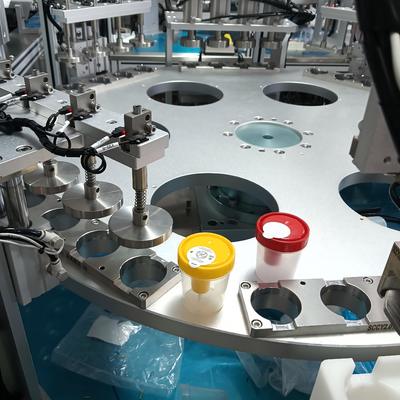 Un buen precio. Máquina de ensamblaje de vasos de orina de estilo giratorio con un rendimiento estable y bajos costos de mantenimiento para el ensamblaje de productos médicos en línea