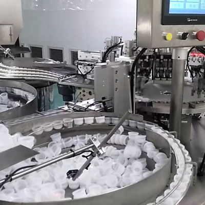 Un buen precio. Máquina automática de ensamblaje de tapones Euro con funcionamiento mediante pantalla táctil, alimentación neumática e inspección automática para uso farmacéutico en línea