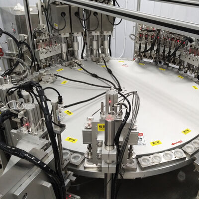 Un buen precio. Máquina de ensamblaje de Euro Cap con capacidad de producción de 4500-22000 por hora, tasa calificada del 99% y control PLC para tapas de infusión en línea
