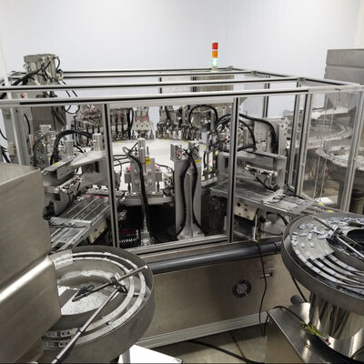 Un buen precio. Máquina de ensamblaje de Euro Cap con 4000-12000 tapas por hora, tasa calificada del 99% y sistema de control PLC para el ensamblaje automático de tapa de infusión en línea