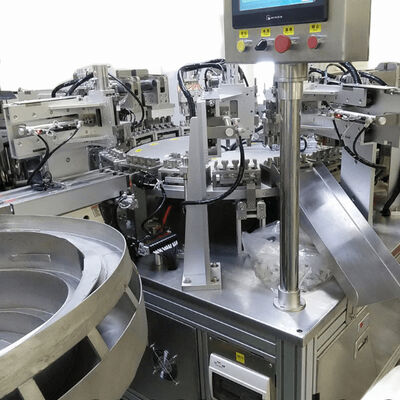 Un buen precio. Máquina automática de montaje de Euro Cap con funcionamiento por pantalla táctil para 4000-12000 caps por hora y 99% de tasa calificada en línea