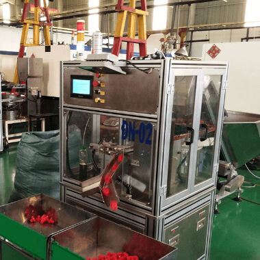 Un buen precio. Máquina automática de revestimiento de tapas de acero inoxidable para tapas de tapa con velocidad de producción de 4500-15000pcs/h en línea
