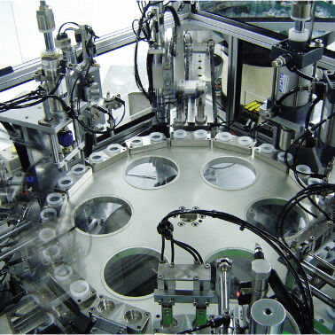 Un buen precio. Máquina de ensamblaje automático de Euro Cap con servomotor de control PLC para ensamblaje de tapa de infusión de alta velocidad 4500-22000 por hora en línea