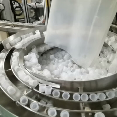 Un buen precio. Máquina de tornillo de tapa de gelatina de producción de alta velocidad con funcionamiento de pantalla táctil y velocidad ajustable en línea