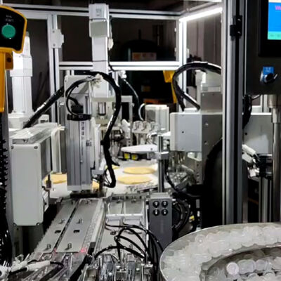 Máquina automática de ensamblaje de tapas CRC con tasa de producto calificado del 99%, control PLC y velocidad de 1500-8500 unidades/hora para tapas desecantes