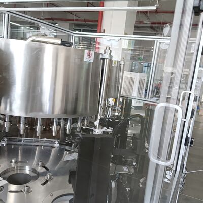 Máquina de ensamblaje de doble tapa de movimiento continuo con control PLC, 14000-18000pcs/h, construcción de acero inoxidable + aleación de aluminio