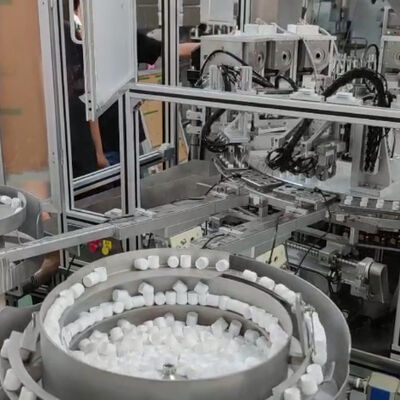 Máquina de ensamblaje de tapas de desecante con una tasa de satisfacción del 99%, control PLC y detección de sensores fotoeléctricos para líneas de producción automatizadas